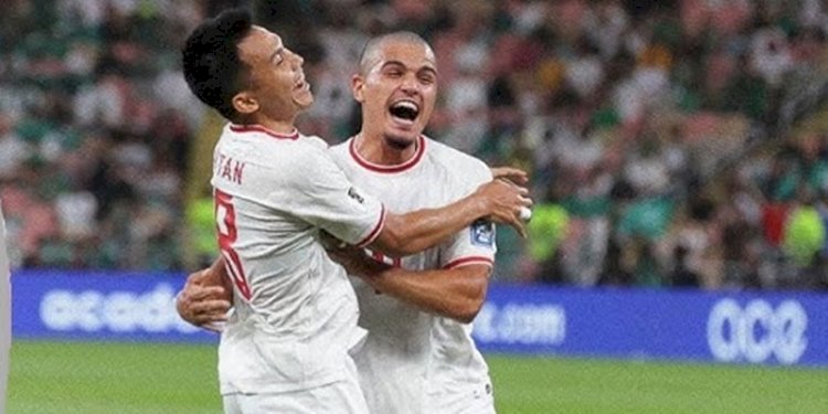 Pemain naturalisasi Timnas Indonesia Ragnar Oratmangun berpelukan dengan Witan Sulaiman/Net