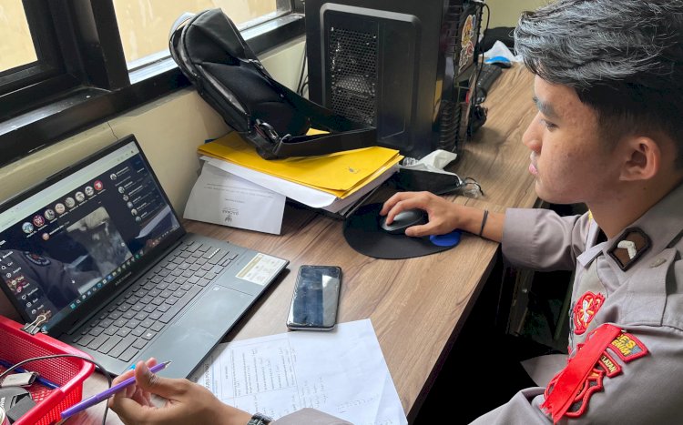 Humas Polres Muara Enim memperketat pengawasan media massa dan sosial untuk mengantisipasi peredaran informasi ujaran kebencian/handout