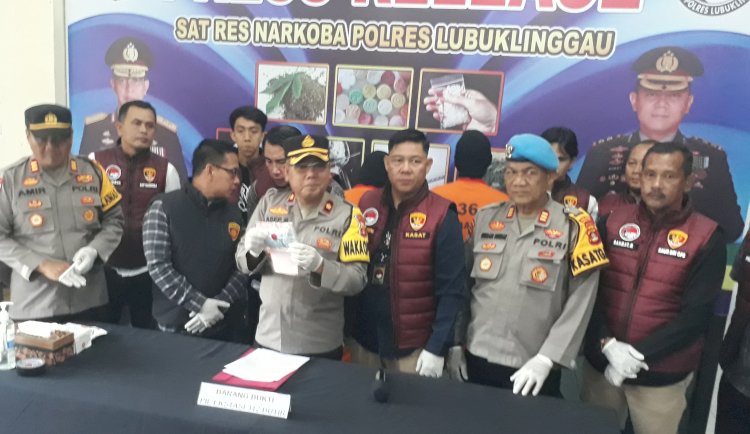 Sat Narkoba Polres Lubuklinggau menggelar pres rilis ungkap kasus narkoba dengan meringkus dua tersangka/ist