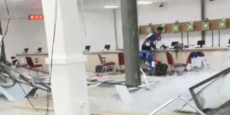 Tangkapan layar saat atap venue cabor menembak PON XXI ambruk usai dilanda hujan deras dan angin kencang/RMOLAceh