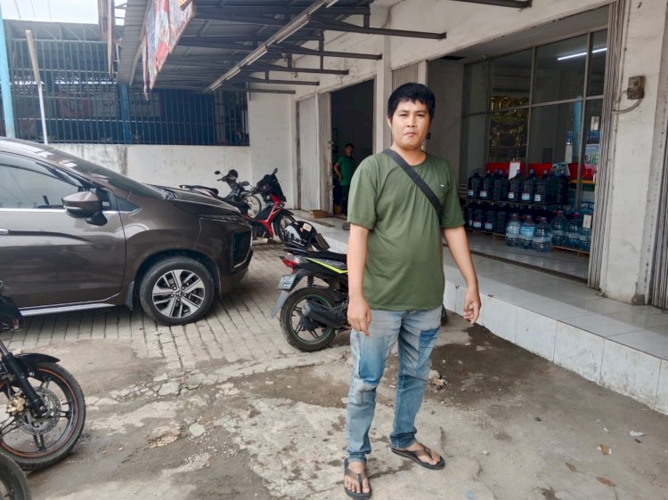  Rusdi Yansah pengemudi Ojol menunjukkan TKP tempat pencurian motor yang dialaminya. (Fauzi/RMOLSumsel.id)