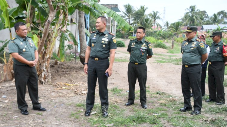 Danrem 044/Gapo Brigjen TNI Muhammad Thohir, S.Sos., M.M bersama Stafnya melakukan peninjauan rencana pembuatan sumur bor pada Program Besemah 44, Kampung Serang Kelurahan Suka Mulya Kecamatan Sematang Borang Kota Palembang/Foto:Penrem