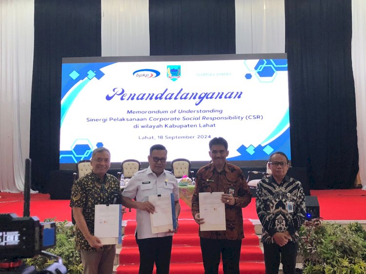 Direktur Utama Bank Sumsel Babel Achmad Syamsudin dan PJ Bupati Lahat Imam Paslih saat penaganan stanting (Humas BSB)