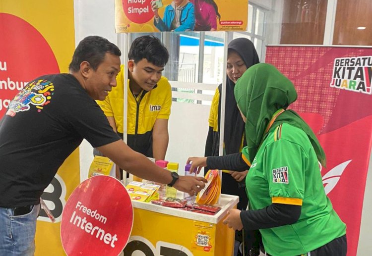 petugas teknik tengah melakukan pemantauan jaringan di PON XXI (Humas Indosat)