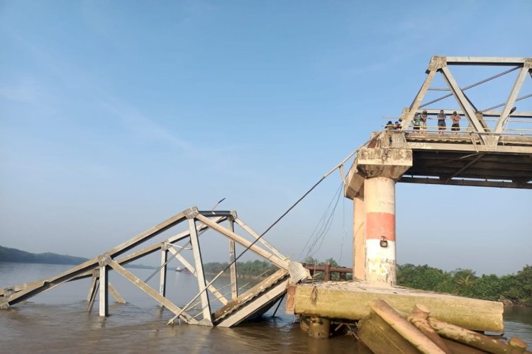 Kondisi jembatan P6 di Kecamatan Lalan, Kabupaten Muba roboh usai dihantam tongkang batubara. (Handout)