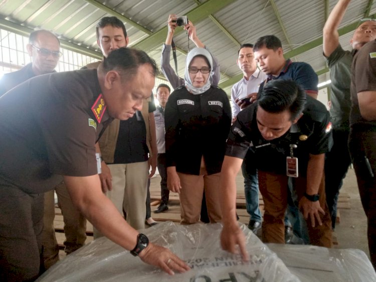epala Kejaksaan Negeri Muara Enim Rudi Iskandar didampingi  Ketua KPUD Muara Enim Rohani lakukan pengecekan di gudang logistik. (Novianysah/RMOLSumsel.id)