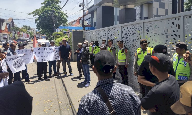 Aksi Barisan Masyarakat Gelumbang Raya Bersatu (BM-GRB) di depan Kantor Gubernur Sumsel/ist