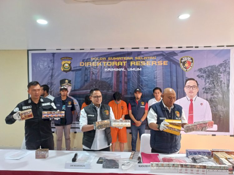 Direktur Reserse Kriminal Umum Polda Sumsel Kombes Pol M Anwar Reksowidjojo menunjukkan barang bukti rokok hasil curian tersangka Devis . (Fauzi/RMOLSumsel.id)