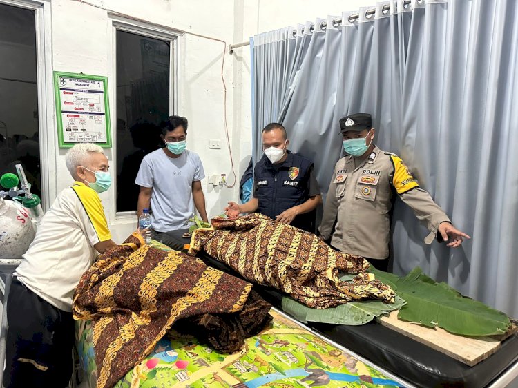 Jenazah Nenek dan Cucu dievakuasi dari rumah panggung yang terbakar/ist