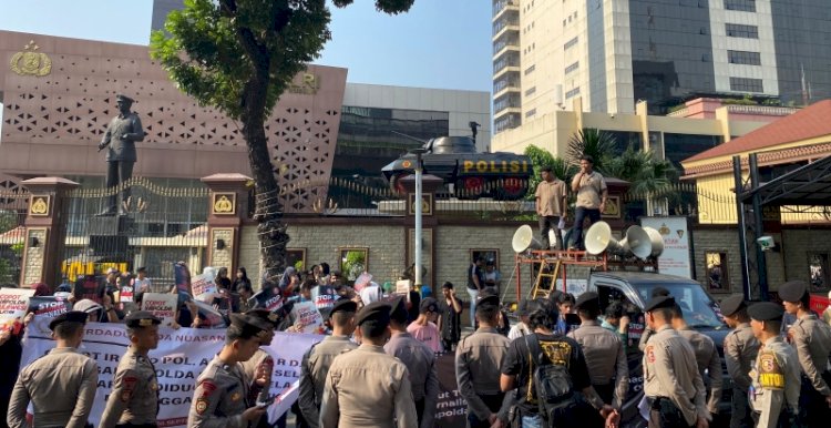 Sekelompok massa yang tergabung dalam Serdadu Muda Nusantara menggelar unjuk rasa jilid dua di Mabes Polri/Ist