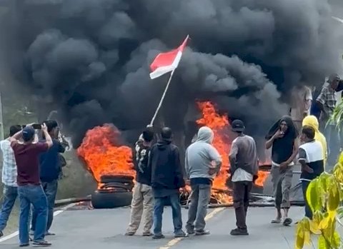 Massa pendukung HBA-Henny melakukan aksi bakar ban/ist