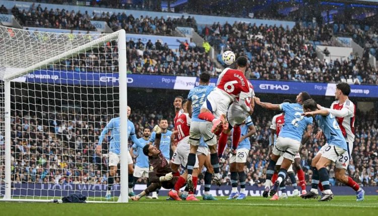 Pemain belakang Arsenal, Gabriel berhasil mencetak gol ke gawang Manchester City/net
