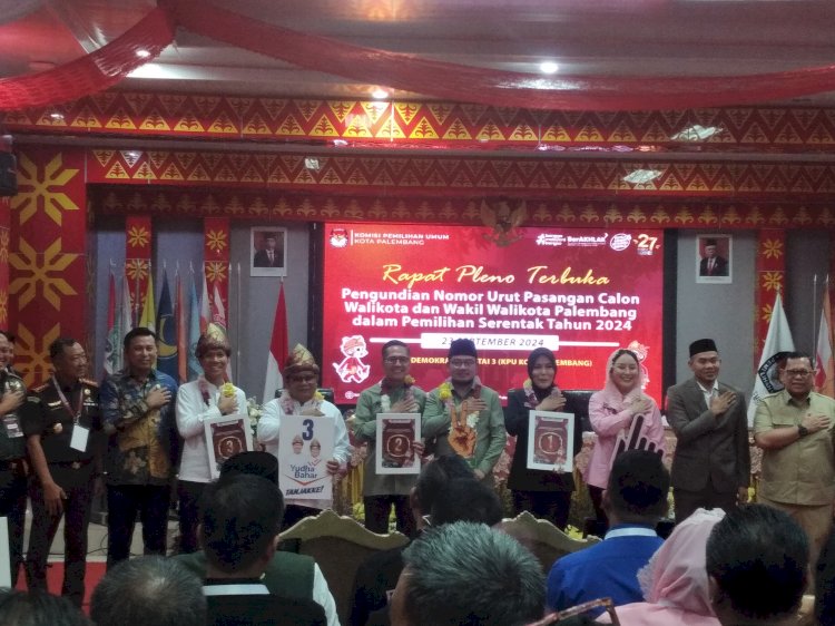 Komisi Pemilihan Umum (KPU) Kota Palembang melakukan pengundian nomor urut Pasangan Calon (Paslon) Wali Kota dan Wakil Wali Kota Palembang 2024 di lantai III Aula Demokrasi Kantor KPU Kota Palembang, Senin (23/9).(Dudy Oskandar/RMOLSumsel.id).