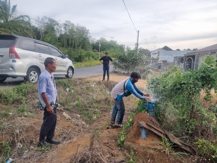 Penertiban pelanggan ilegal di Desa Makar Jaya, Tebing Tinggi. (salim/rmolsumsel.id) 