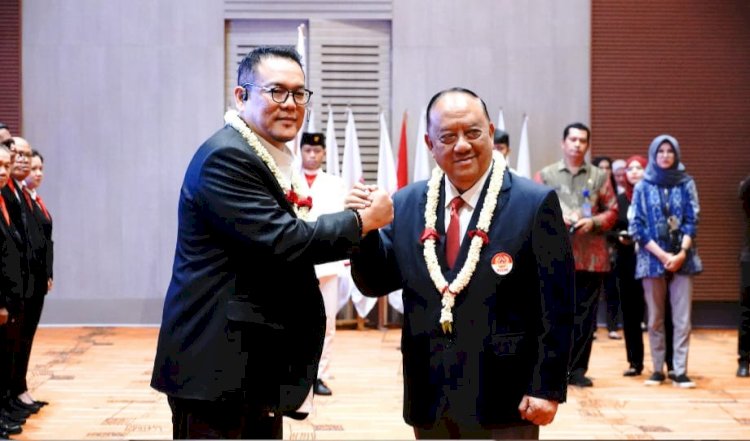 Ketua Umum KONI Sumsel Yulian Gunhar salam komando dengan Ketua KONI Pusat Letjen (purn) Marciano Norman saat pelantikan KONI Sumsel/ist