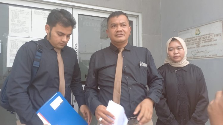 Kuasa Hukum tersangka AA Novel Suwa usai mengirimkan surat permohoanan untuk SP3/Foto: Denny Pratama