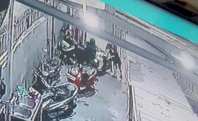  Tangkapan layar rekaman CCTV yang merekam pelaku Curanmor saat beraksi. (Handout)