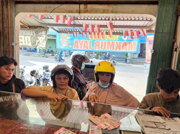  Salah satu toko emas yang lagi melayani pelanggan untuk membeli emas (Mayahasan/RMOLSumsel)