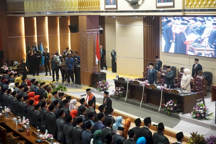 Sebanyak 74 dari total 75 Anggota DPRD Sumatera Selatan (Sumsel) masa jabatan 2024-2029 resmi dilantik. Pengucapan sumpah/janji anggota dewan terpilih dilakukan dalam Rapat Paripurna I DPRD Sumsel oleh Ketua Pengadilan Tinggi Palembang Nugroho Setiadji, Selasa (24/9).(Ist/rmolsumsel.id)      