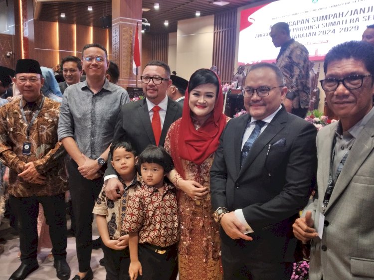 Lury Elza Alex Noerdin resmi dilantik, sebagai Anggota Dewan Perwakilan Rakyat Daerah (DPRD) Sumsel masa jabatan 2024-2029, yang pengucapan sumpah dan janji dilaksanakan di ruang rapat paripurna DPRD Sumsel, Selasa (24/9).(Dudy Oskandar/rmolsumsel.id)