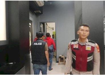 Polisi saat berada di lokasi tempat korban ditemukan tewas gantung diri.(Dokumentasi Polres Lubuklinggau)
