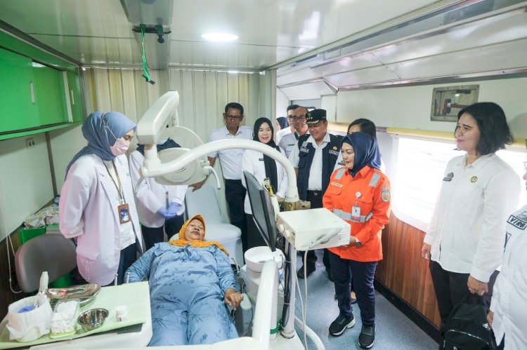 Pemeriksaan kesehatan gratis di salah satu gerbong rail clinic milik PT KAI. (ist/rmolsumsel.id) 