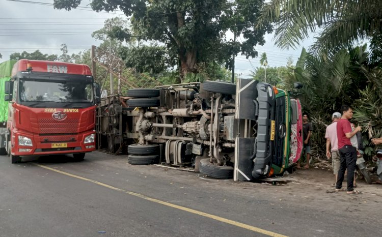Truk trailer terguling di Simpang Celikah/Foto: Hari Wijaya