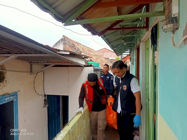  Tim identifikasi Satreskrim Polrestabes Palembang mengevakuasi jenazah korban ke rumah sakit Bhayangkara M Hasan Palembang. (Fauzi/RMOLSumsel.id)