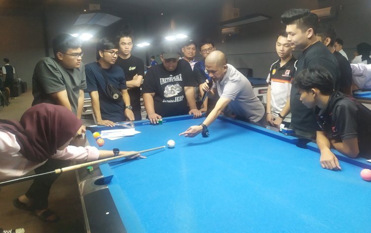 Endy Wisuda saat memberikan materi dalam Coaching Clinic di Central Billiar Palembang/Foto: Yosep Indra Praja