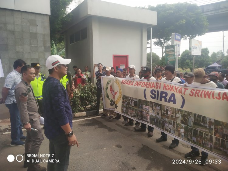 Puluhan massa yang tergabung dalam Lembaga Swadaya Masyarakat (LSM) Suara Informasi Rakyat Sriwijaya (SIRA) menggeruduk Kantor Kejaksaan Tinggi (Kejati) Sumsel, Kamis (26/9) pagi. Mereka menuntut agar aktor intelektual pemalsuan RUPS-LB Bank SumselBel segera ditangkap. (Denny Pratama/RMOLSumsel.id)