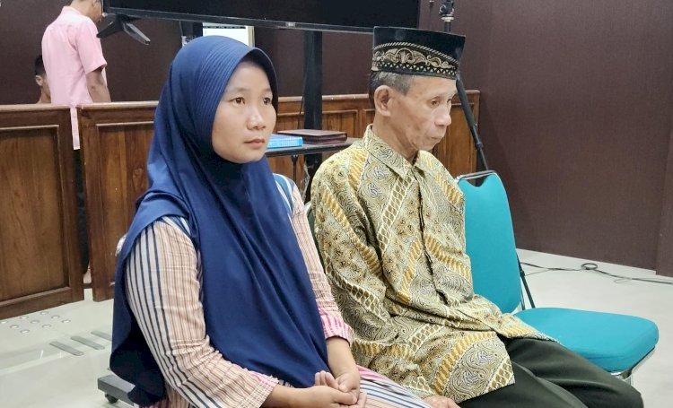 Kakek Rusdi dan Anak Perempuannya Reni saat menjalani proses persidangan di PN Sekayu/ist