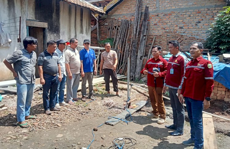 Tim Dinas Energi dan Sumber Data Mineral mengecek Sumur Bor warga yang mengelurkan gas/Foto: Amizon