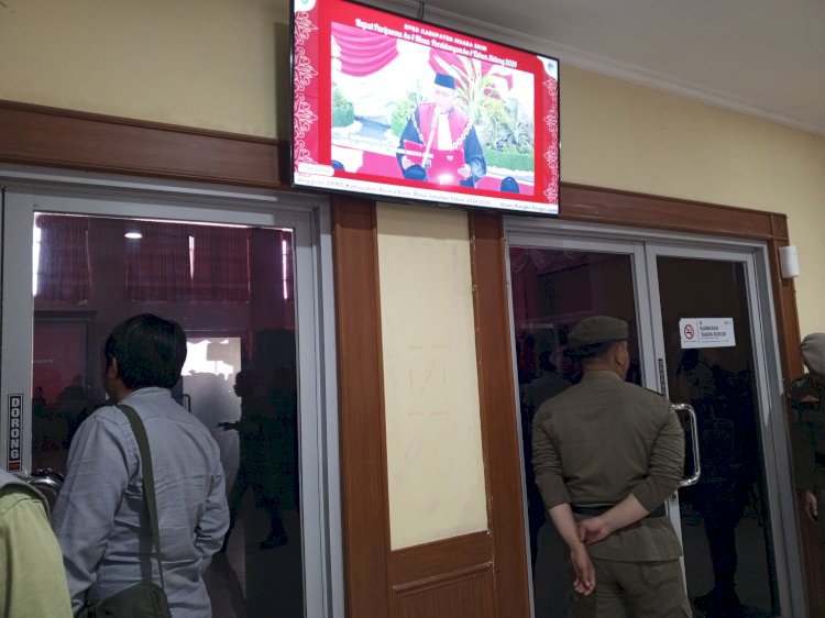 Akses pintu masuk di gedung DPRD Muara Enim dijaga ketat saat pelantikan 45 anggota Caleg terpilih. Dalam pelantikan tersebut, media dilarang meliput. (Noviansyah/RMOLSumsel.id)