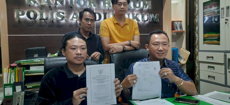 Kuasa Hukum TW, Redho Junaidi SH MH menunjukkan Akta PPJB yang dibatalkan secara sepihak oleh dokter SM. (Fauzi/RMOLSumsel.id)