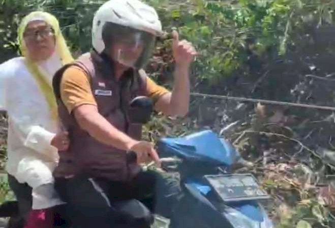 Hrdiyanto membonceng ibunya dengan sepeda motor ke pelatikan DPRD PALI/repro