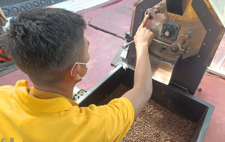 Lembaga Pemasyarakatan (Lapas) Kelas III Pagar Alam berinovasi dalam memberdayakan warga binaan dengan mengoperasikan mesin rosting kopi/ist