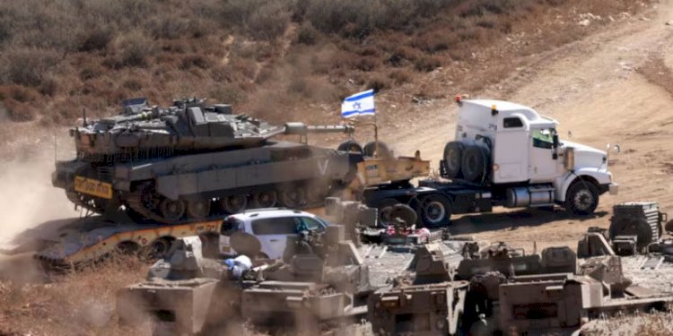 Sebuah tank Israel diangkut ke suatu posisi di wilayah Galilea Atas di Israel utara dekat perbatasan dengan Lebanon/AFP