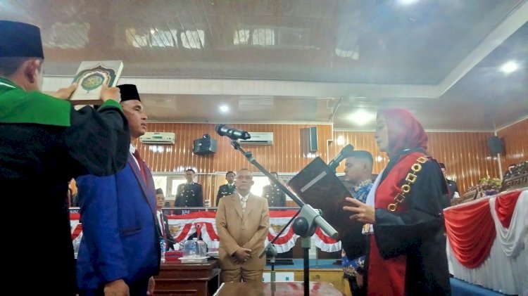 Darli SH MH saat dilantik menjadi Ketua DPRD Empat Lawang. (ist/rmolsumsel.id) 