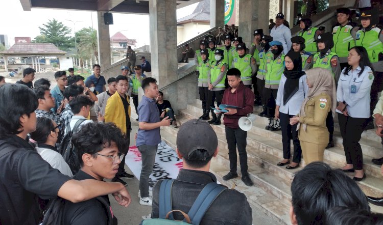 Puluhan mahasiswa Sumatera Selatan (Sumsel) tergabung dalam massa Gerakan Rakyat Tuntut Hak (Gerak),  menggelar Aksi Kawal Sumpah Jabatan di Gedung DPRD Sumsel/ist