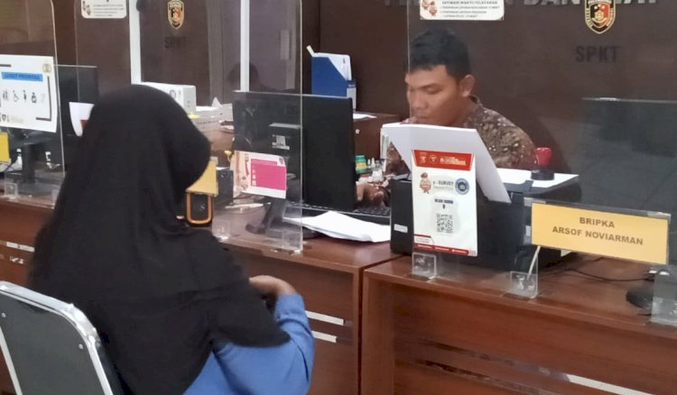 Ibu Kandung Korban Tasma ketika membuat laporan polisi/ist