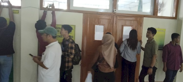 Pintu ruang sidang tempat keempat terdakwa menjalani persidangan. (ist/rmolsumsel.id) 