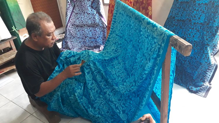 Mada, perajin batik Lubuklinggau tengah menyelesaikan membatik batik durian rampak. (Ansyori Malik/RMOLSumsel.id)