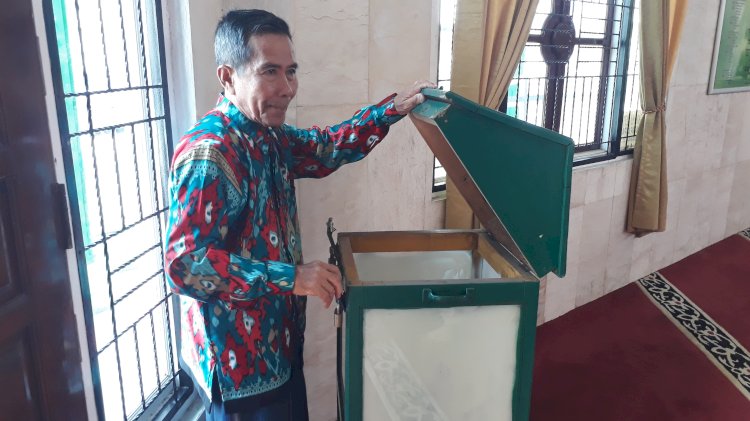 Marbot Masjid Al Hidayah menunjukan kotak amal yang dibobol pelaku. (ist/rmolsumsel.id) 