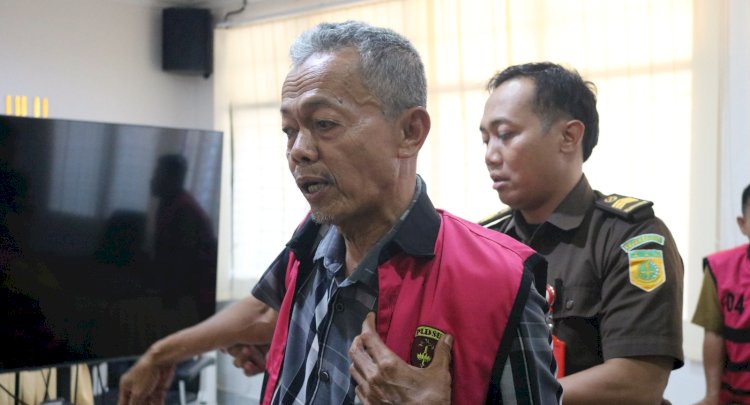 Salah satu tersangka mengenakan rompi tahanan dilimpahkan ke Kejari OKU/ist