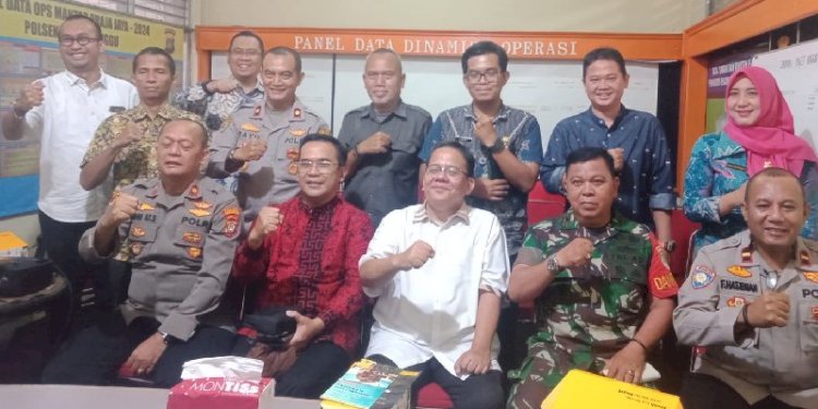 Kriminolog dari FISIP UI, Adrianus Meliala di Polsek Pasar Minggu bersama jajaran Polsek./Ist