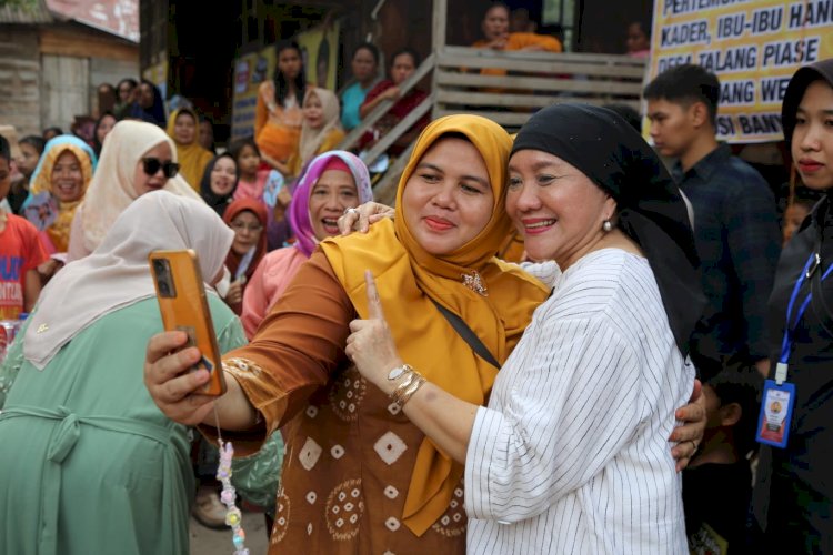  Calon Bupati Musi Banyuasin (Muba) nomor urut 1, Hj. Lucianty saat menemui warga. (Handout)