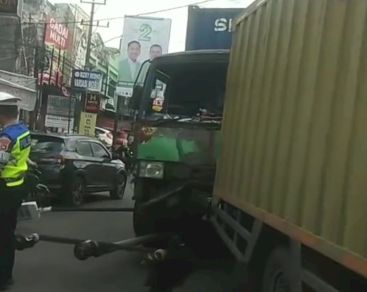 Truk kontainer menyebabkan kemacetan usai menabrak tiang listrik dipinggir Jalan MP Mangkunegara Palembang /ist