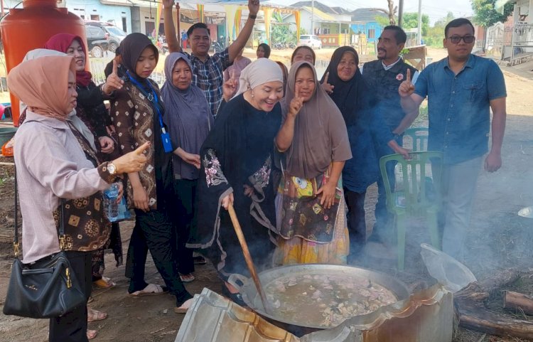 Calon Bupati Kabupaten Musi Banyuasin (Muba) nomor urut 1, Lucianty terlihat dalam keterlibatannya dalam tradisi 'manggung' bersama emak-emak di Komplek Griya Bumi Lestari, Kelurahan Balai Agung, Sekayu, Sabtu, 5 Oktober 2024. (Handout) 