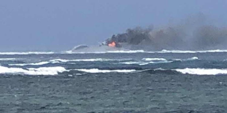 Pemandangan kapal Angkatan Laut Selandia Baru yang tenggelam dan terbakar, seperti yang terlihat dari Tafitoala, Samoa, pada Minggu, 6 Oktober 2024/Reuters