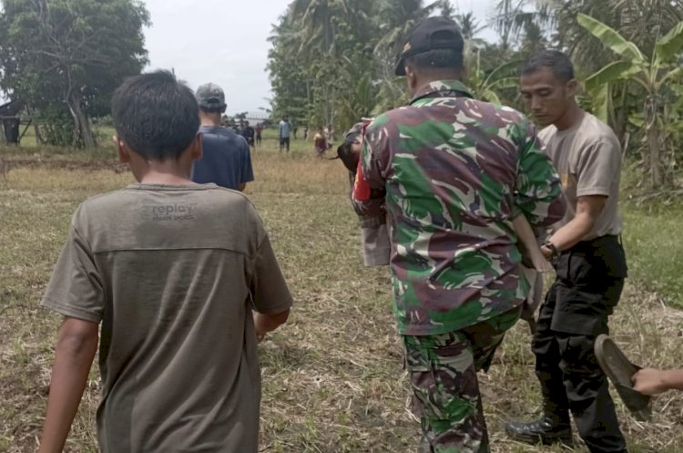 Evakuasi balita berumur 1,5 tahun yang ditemukan tewas dalam selokan di Musi Rawas. (Dokumentasi Polisi)